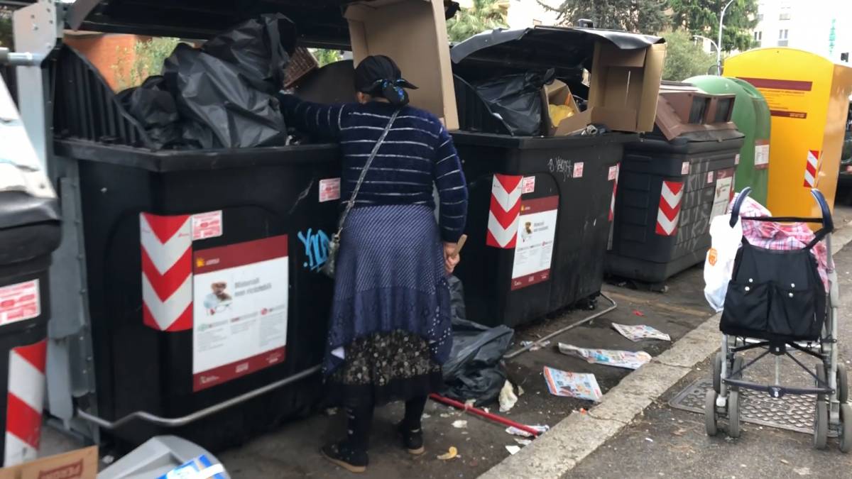 Emergenza rifiuti a Roma, in aumento anche il rovistaggio