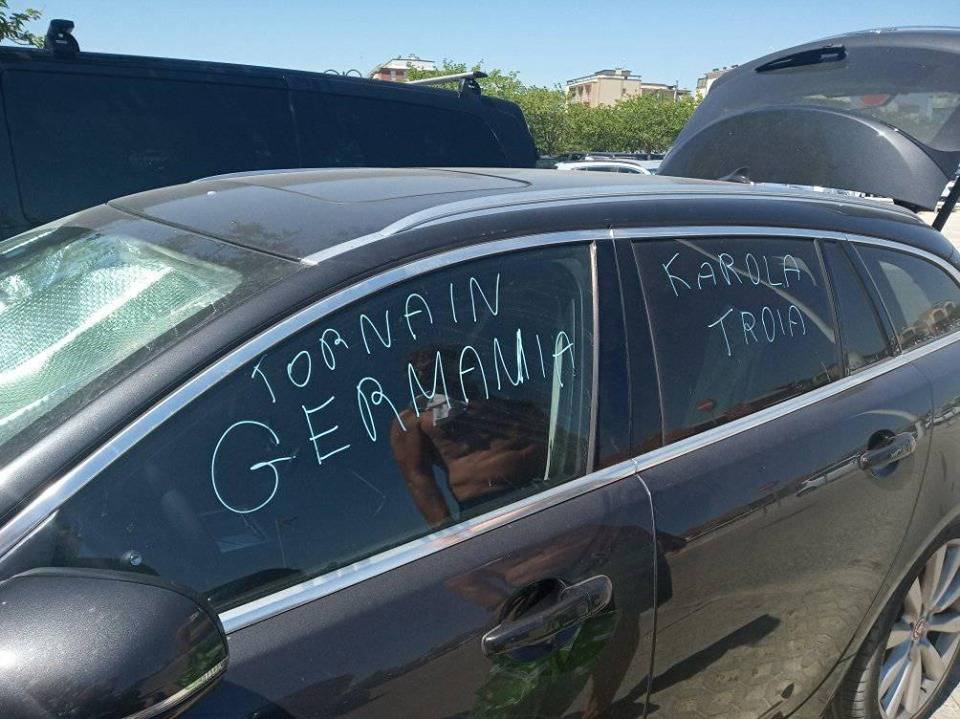 Imbrattata l'auto di un turista tedesco: "Carola torna in Germania"