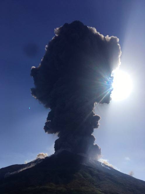 A Stromboli è l'inferno. Esplode il vulcano: un morto e turisti in fuga