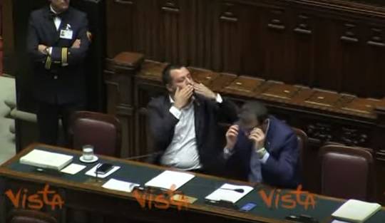 Salvini manda "bacioni" a Nicola Fratoianni: in aula scoppia la baruffa