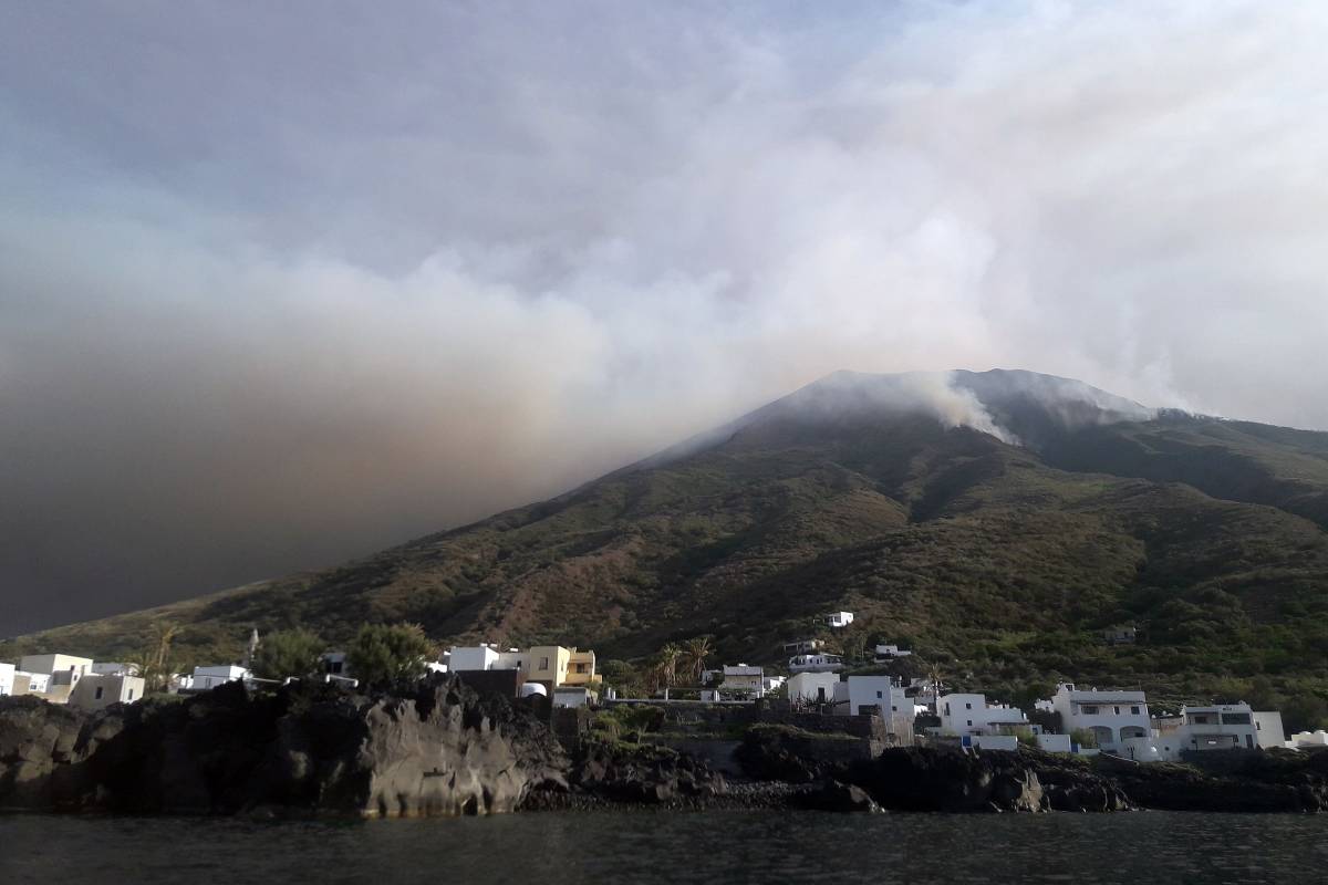 Stromboli, abitanti spalano i detriti: "Sembra zona di guerra"