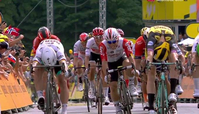 Tour de France, Teunissen vince in volata e conquista la prima maglia gialla