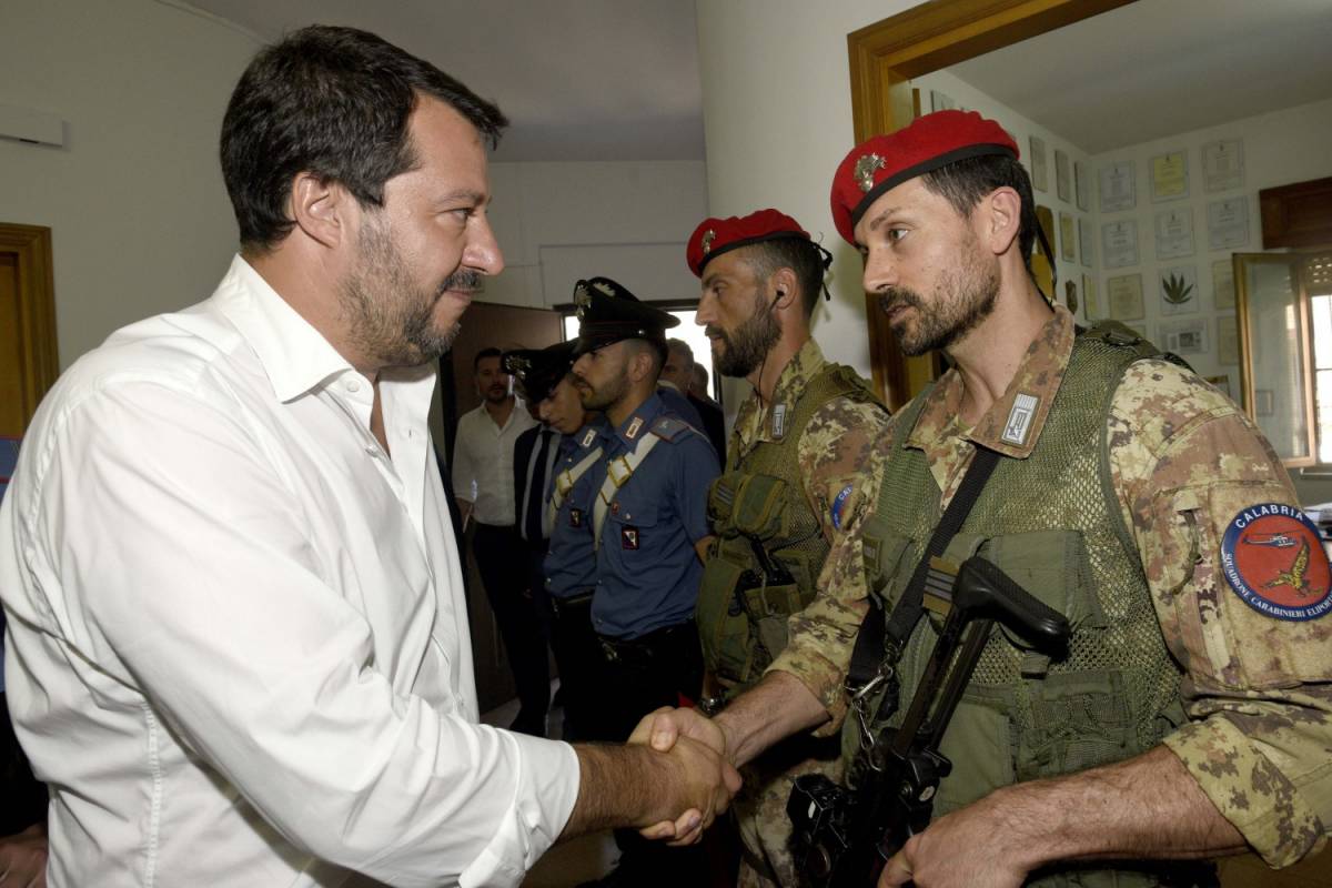 Ong, Salvini ai vertici militari: "Dovete difendere i confini"