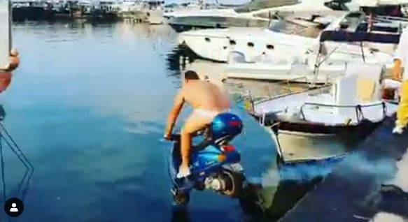 Balotelli provoca: il gestore del bar si butta in mare con il motorino