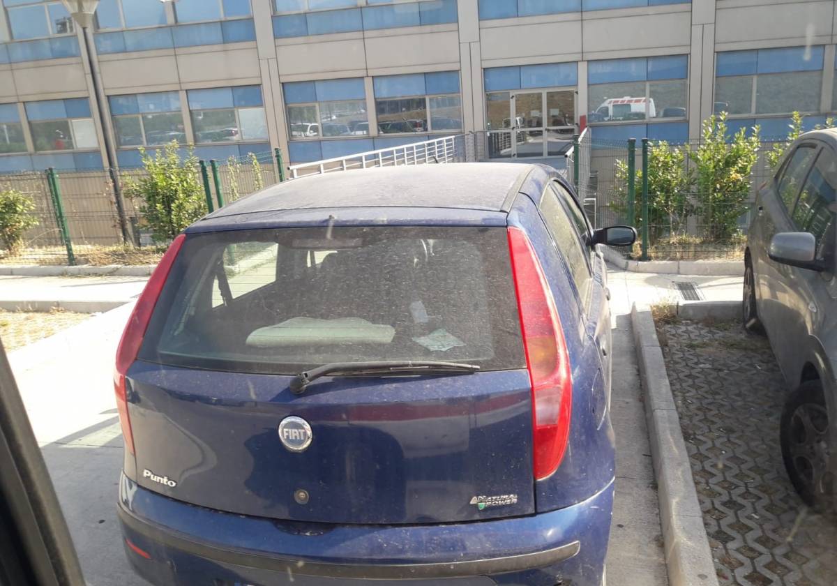 All'ospedale del Mare il parcheggio selvaggio toglie i posti ai disabili