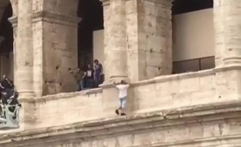 Roma, un uomo minacciava di buttarsi dal Colosseo