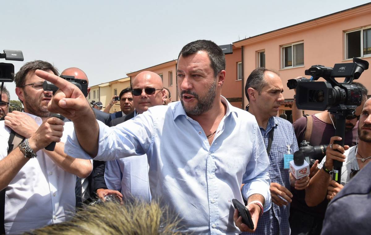 Salvini in visita al gattile del Verano