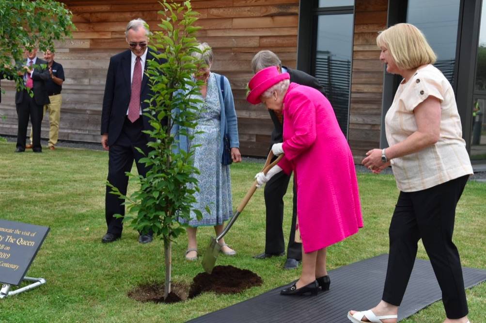 La Regina Elisabetta pianta un albero
