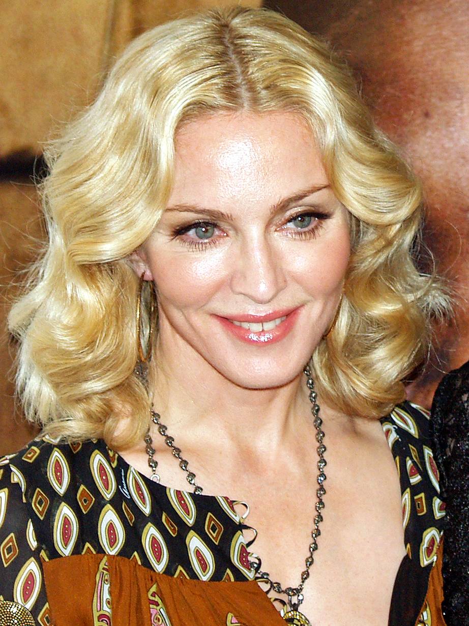 Madonna choc su Maluma "Non era previsto ma leccherei ancora i suoi piedi"