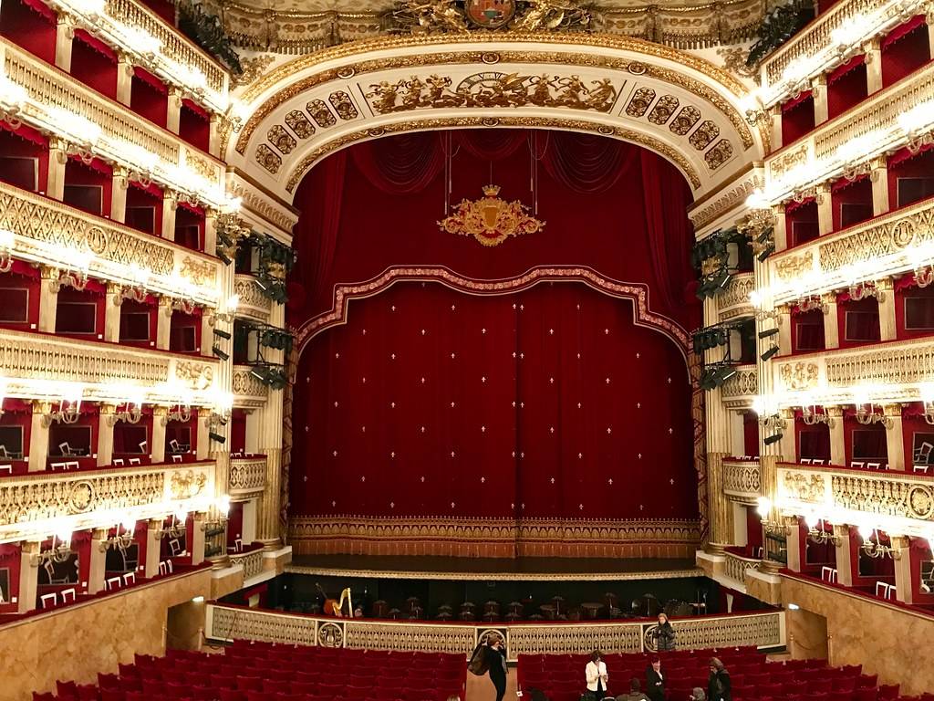 Il Teatro San Carlo cerca un giornalista, ma "senza difetti o imperfezioni"