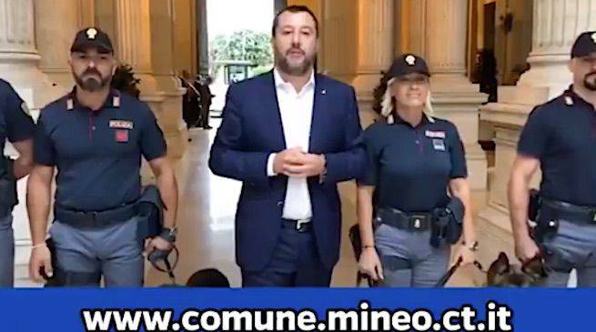 Salvini cerca casa a 117 cani randagi e la sinistra lo attacca