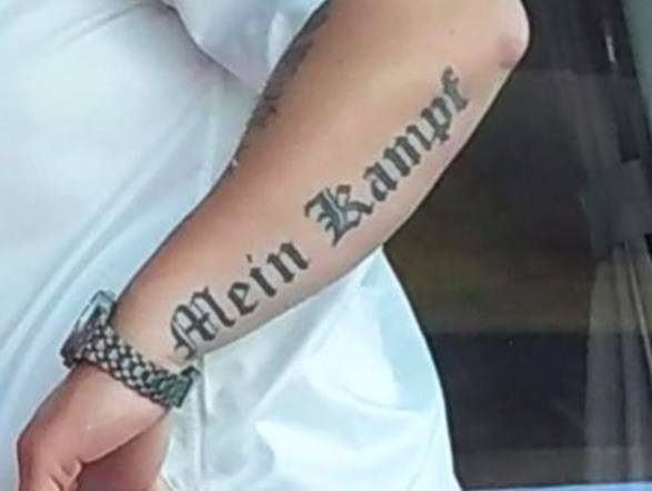 Flixbus sospende autista con il tatuaggio "Mein Kampf"
