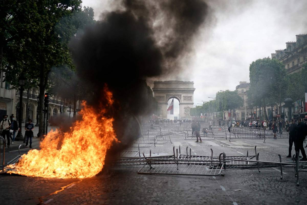 Champs-Élysée in fiamme e fischi contro Macron: a Parigi una nuova Bastiglia