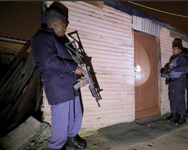 Sudafrica in mano alle bande criminali: governo schiera l’esercito