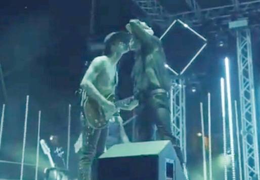 Achille Lauro bacia il suo chitarrista. Poi rimuove il video postato sui social