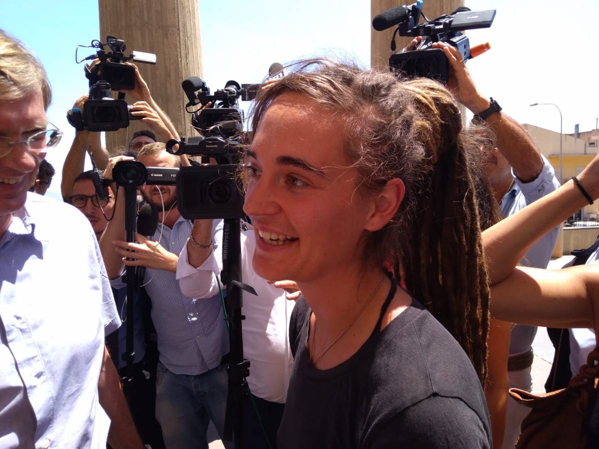 Carola Rackete all'uscita del tribunale di Agrigento 