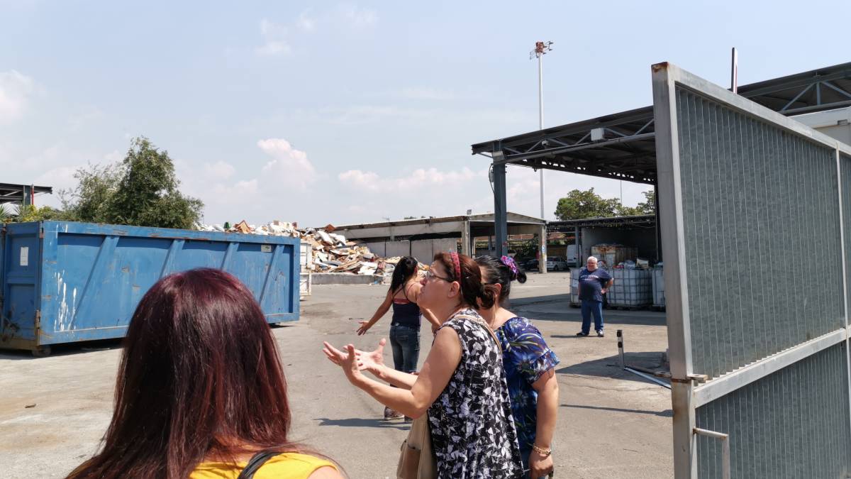 Troppa puzza dal sito di stoccaggio dei rifiuti: insorgono le donne