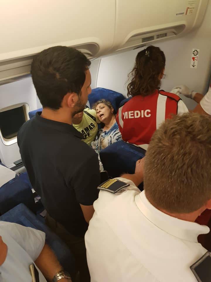 Famiglia di egiziani trascinata a forza fuori da un aereo