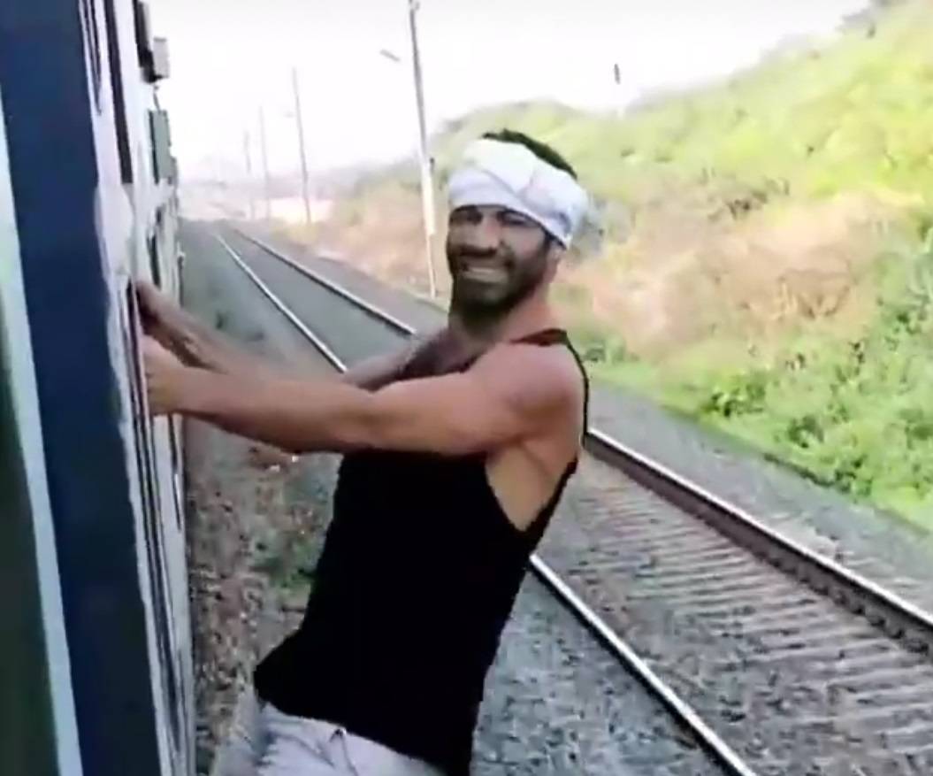 Gianni Sperti spericolato in India, fuori dal treno in corsa