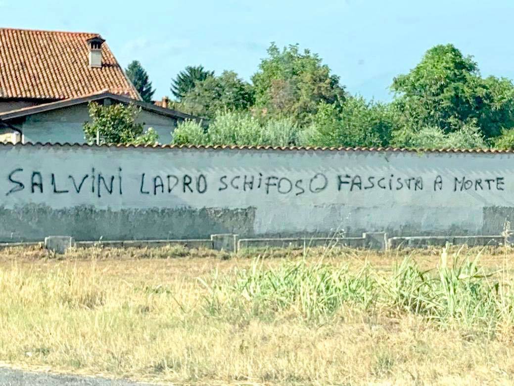 Brescia, minacce a Salvini: "Ladro schifoso, a morte"