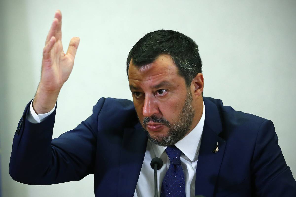 L'ira di Salvini contro Macron: "Non siamo una tua colonia"