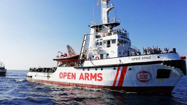 I migranti di Open Arms ​chiedono l'asilo dal mare