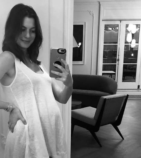 Anne Hathaway annuncia la seconda gravidanza sui social: "Non è stato facile"