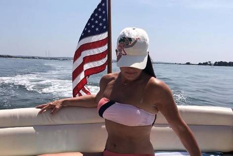 Bikini bollente per Brooke Shields: "A 54 anni non bevo alcol"