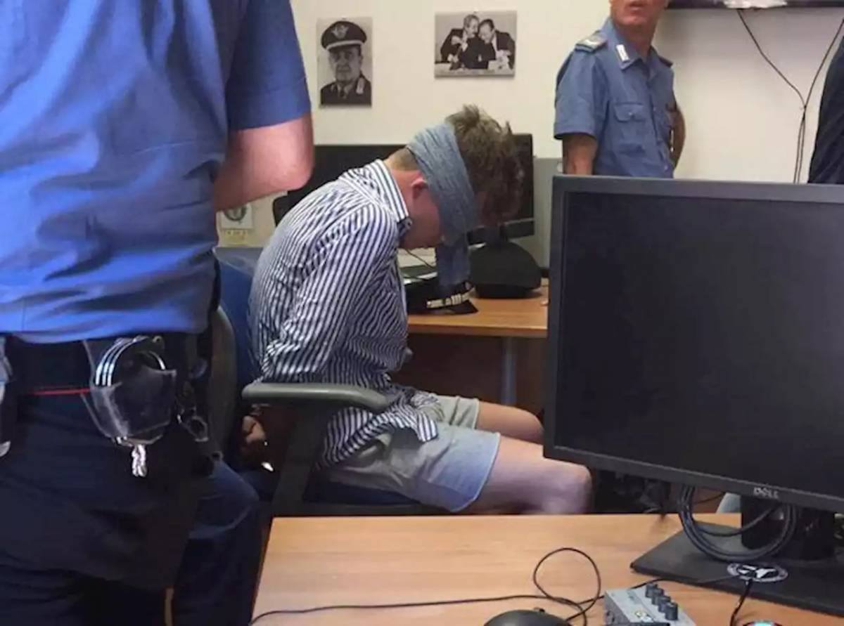 La foto di Hjorth con la benda "condivisa" da un poliziotto