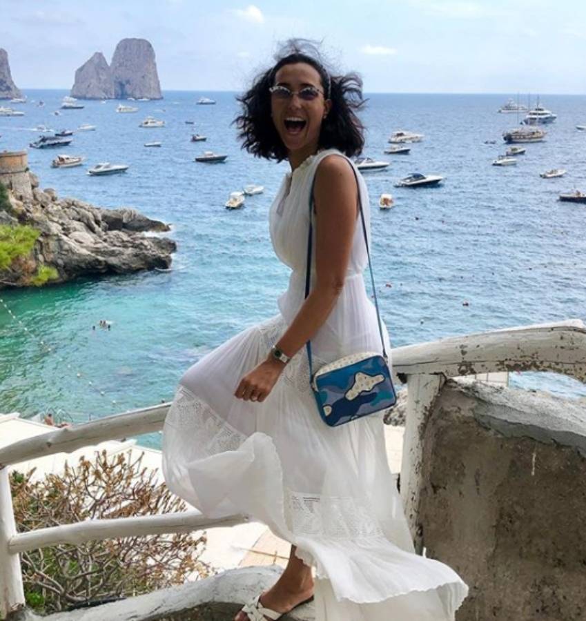 Caterina Balivo raccoglie i rifiuti a Capri in abito nuziale