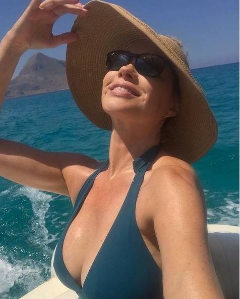 Anna Falchi, topless panoramico a Mykonos