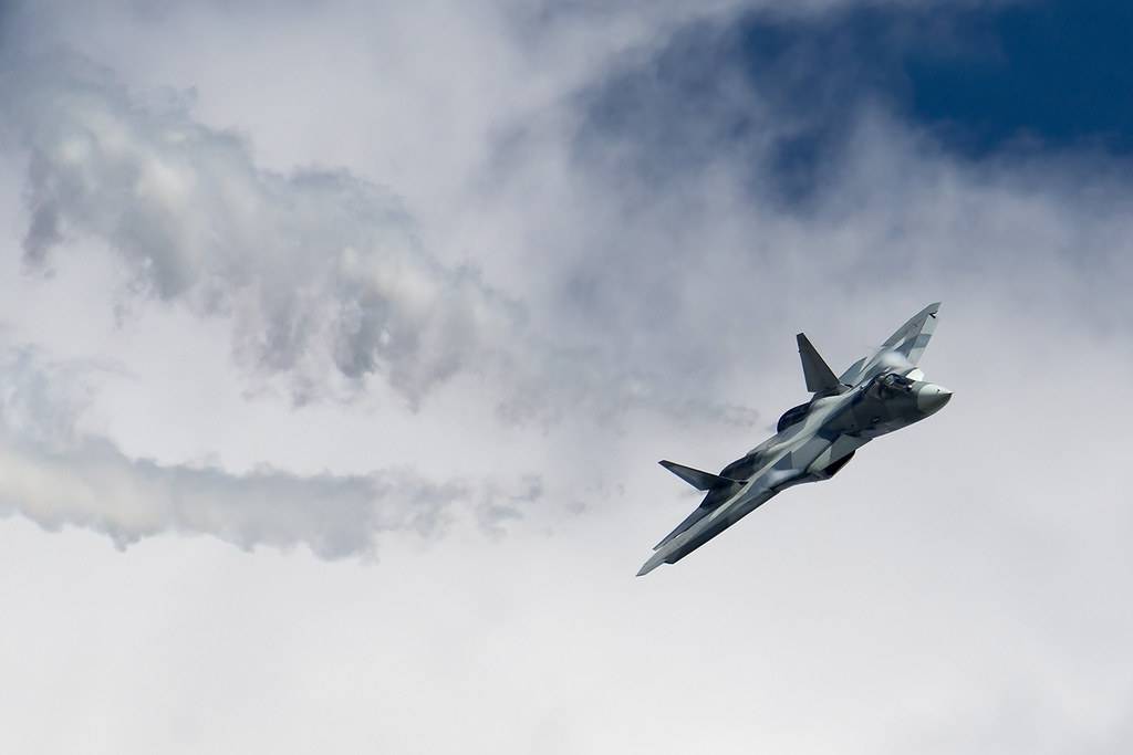 In volo il supercaccia Su-57: la mossa di Mosca dietro ai raid in Ucraina