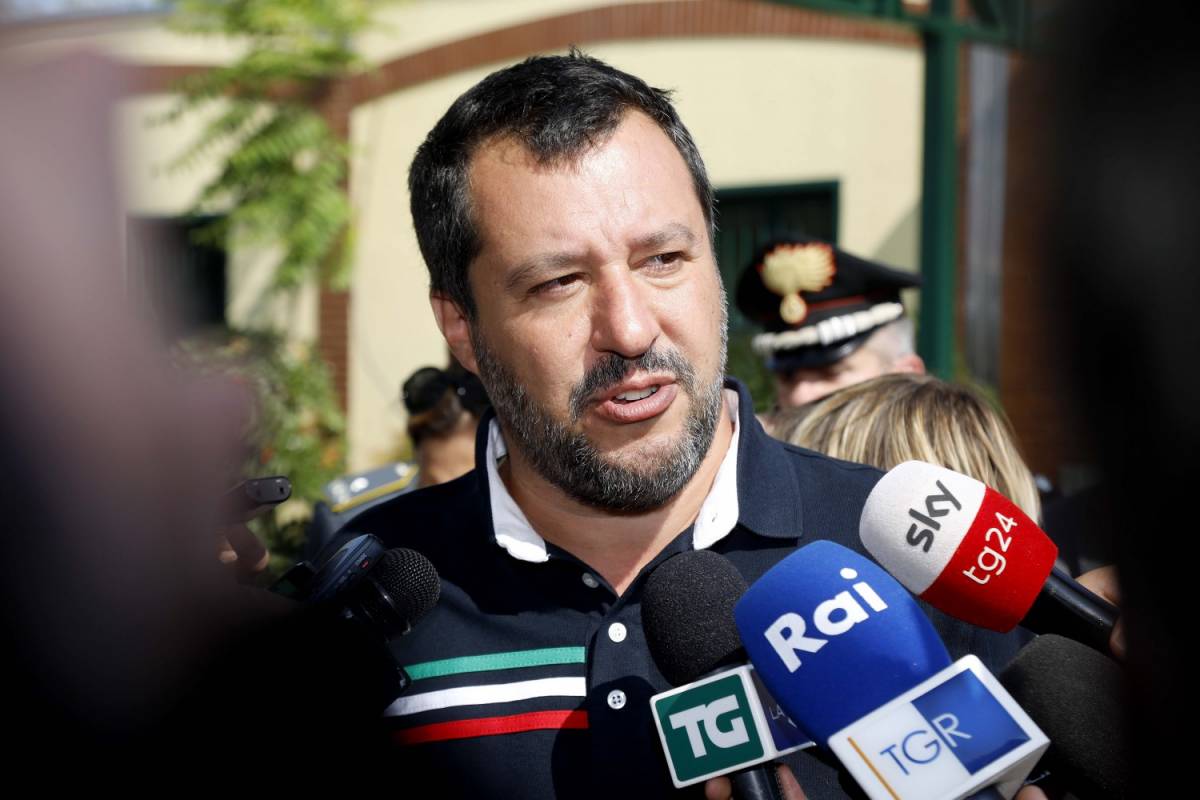 Salvini: "Nessuno paragoni gli italiani emigrati ai clandestini"