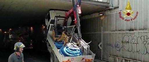 Firenze, camion incastrato a "testa" in su nel sottopasso