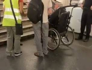 Roma, anziano disabile rimasto bloccato lungo la Linea A