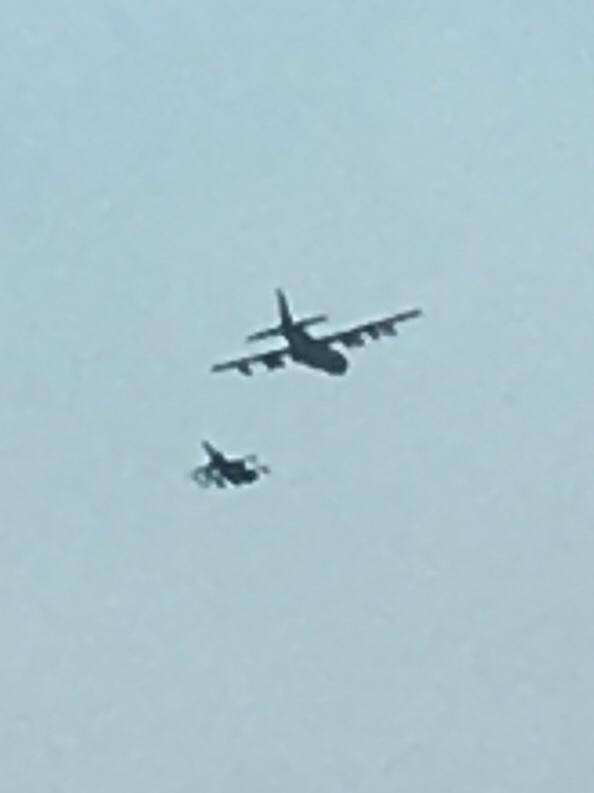 Aerei militari nei cieli di Milano: due caccia scortano un C130