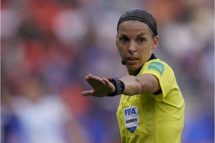 Uefa, per la prima volta una donna arbitrerà una finale