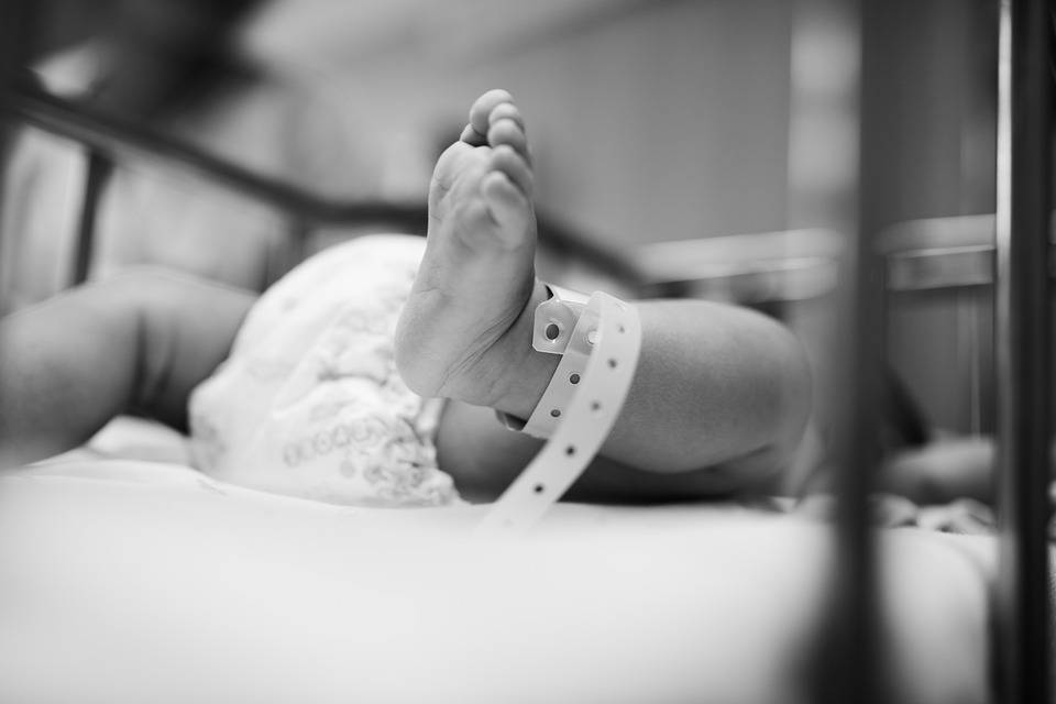 Una mamma di Ascoli partorisce il decimo figlio con il quinto parto cesareo