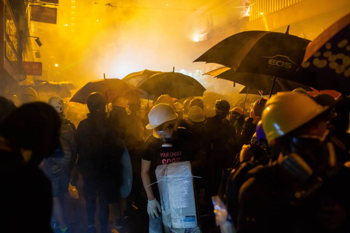 Si allarga la rivolta, manifestante brucia la bandiera cinese