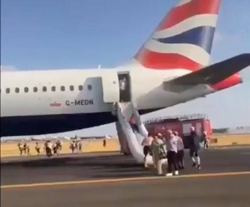 Paura a bordo di un aereo British Airways: atterraggio d'emergenza a Valencia