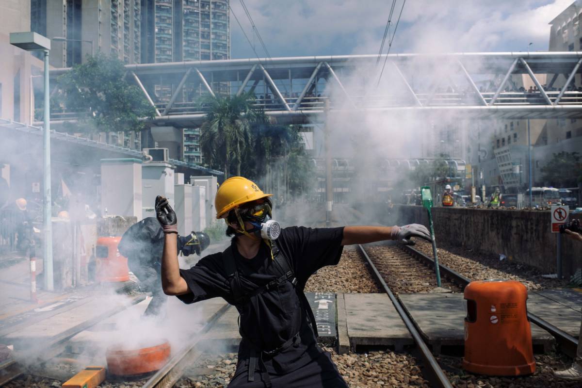 Hong Kong, ancora scontri tra polizia e ribelli I blindati cinesi in marcia verso l'aeroporto