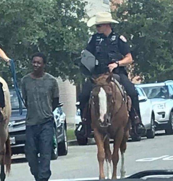 Texas, la polizia a cavallo lega con una corda l'arrestato