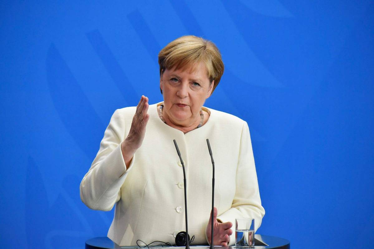 La telefonata della Merkel al Pd: "Il Conte bis va fatto a ogni costo"