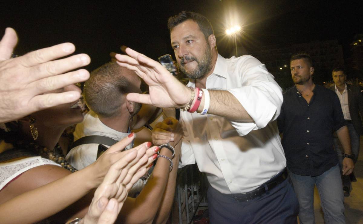 Il ministro dell'Interno, Matteo Salvini, durante il suo comizio a Pescara