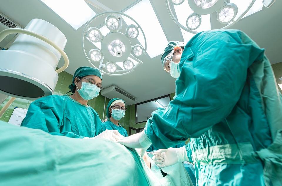 Per la prima volta al mondo, il chirurgo opera l'addome usando esoscopio 3D