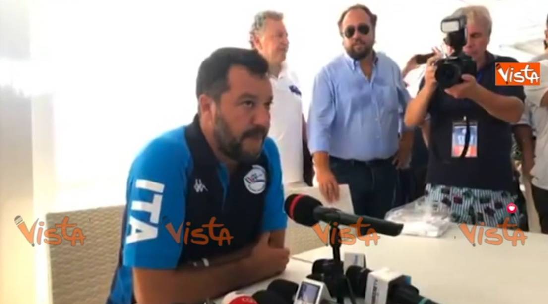 Salvini: "Parlamentari alzino il c...e lavorino a Ferragosto"