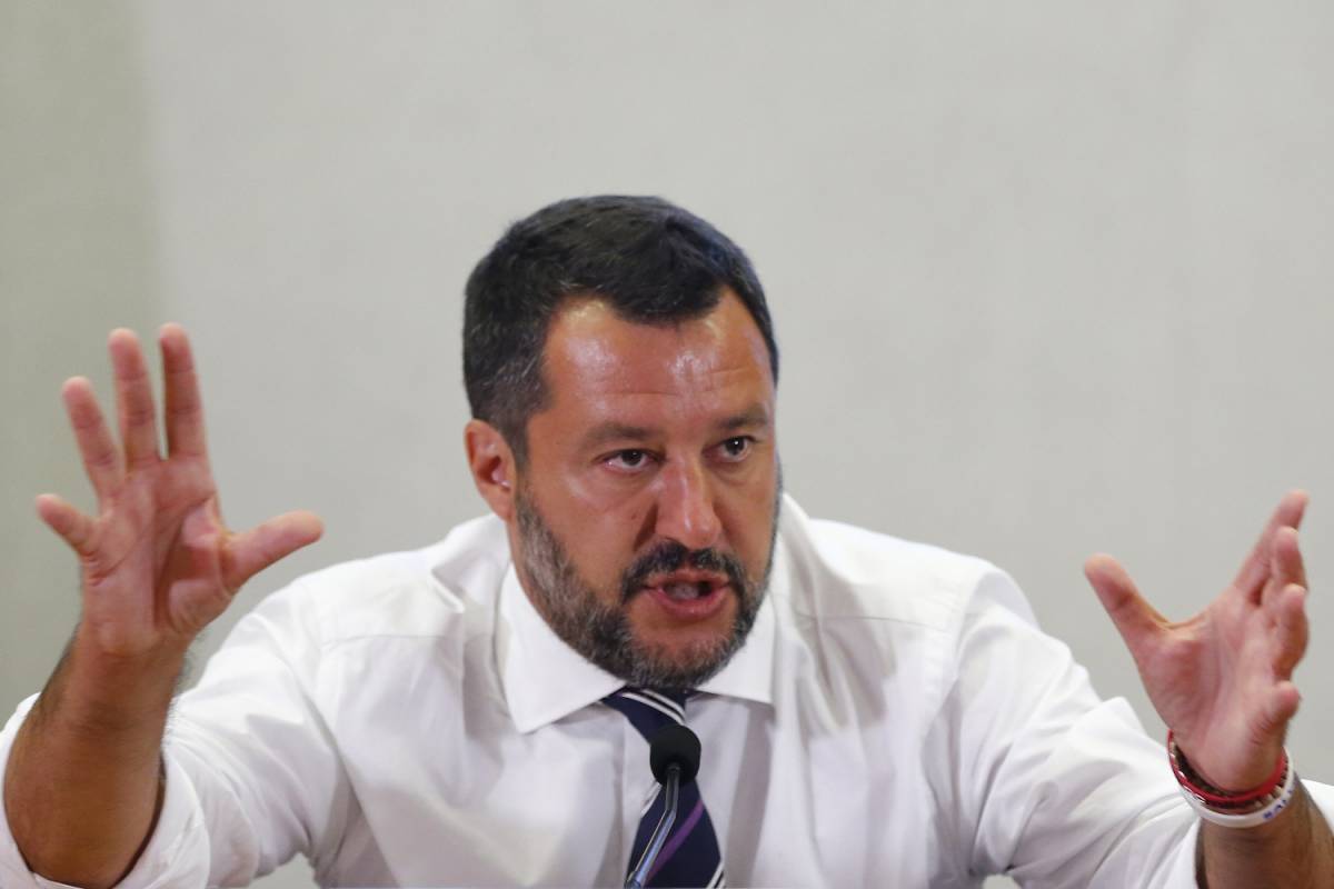 Salvini presenta la sua manovra: "Tasse al 15% e pace fiscale"