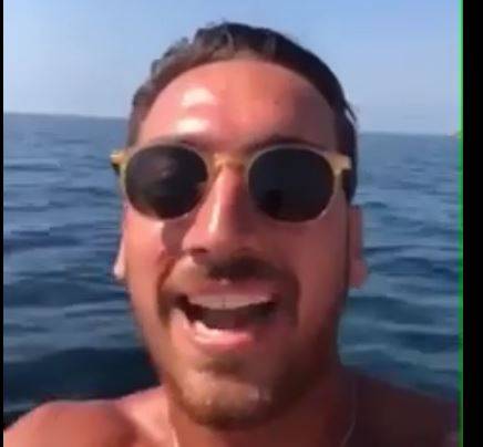 Getta bottiglia in mare e posta il video sui social: “La mia barca è plastic free”