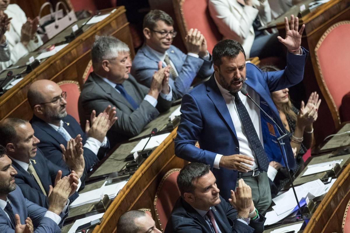 Salvini: "Taglio parlamentari e poi voto". M5S: "Via sfiducia su Conte"