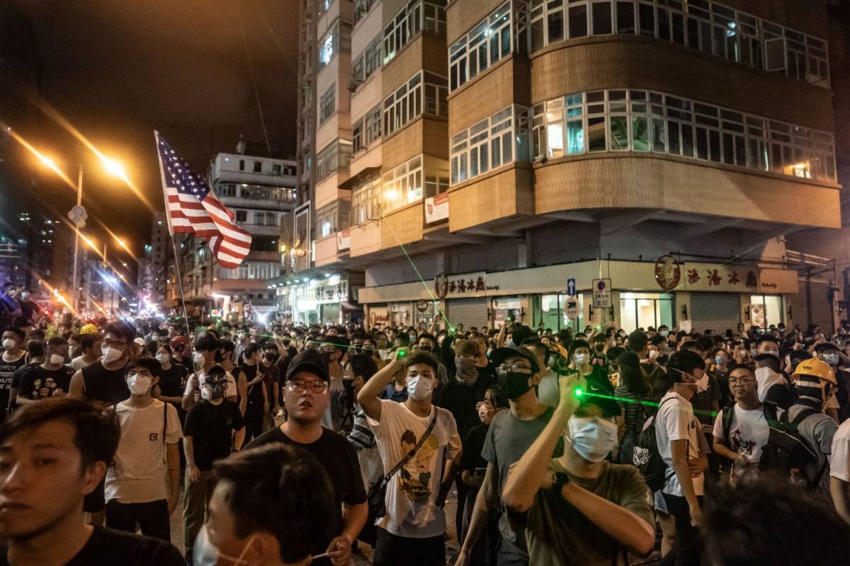 Hong Kong, molotov sul Parlamento